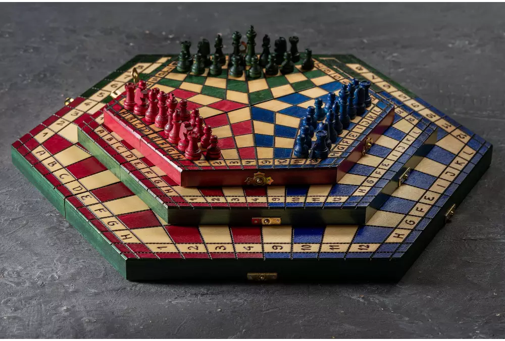 Szachy dla trójki graczy (32x28cm) trójkolorowe